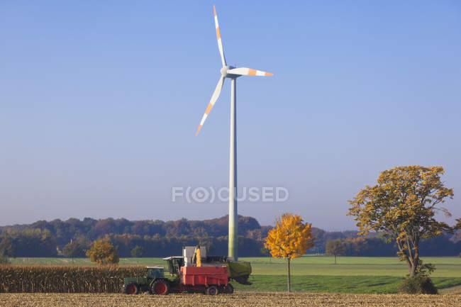 Ветряная турбина и машина для сбора урожая — стоковое фото