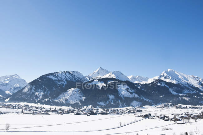 Áustria, Alpes de Tannheim e aldeia coberta de neve — Fotografia de Stock