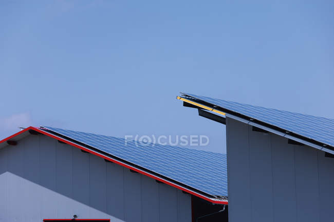 Planta fotovoltaica en el techo - foto de stock