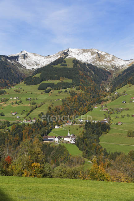 Austria, Vorarlberg, View of Sankt Gerold village, Walserkamm mountain in Great Walser Valley — Stock Photo