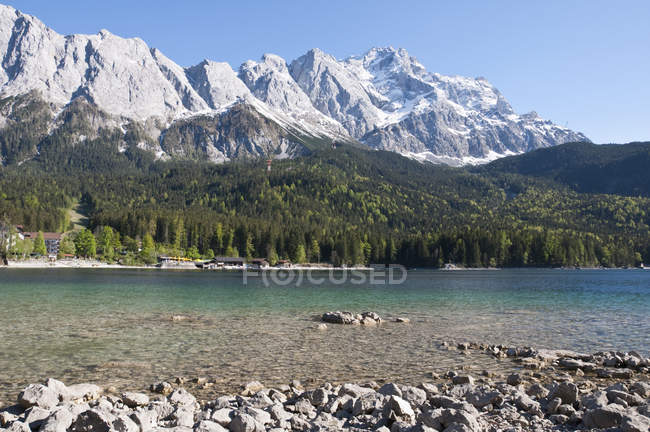 Deutschland, Bayern, Blick auf den Eibsee mit Zugspitze und Wettersteingebirge im Hintergrund — Stockfoto