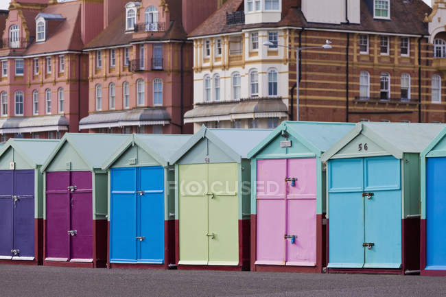 Inglaterra, Sussex, Brighton, coloridas cabañas de baño en primera línea de mar - foto de stock