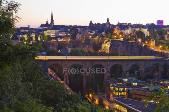 Train passing through viaduct bridge — Stock Photo