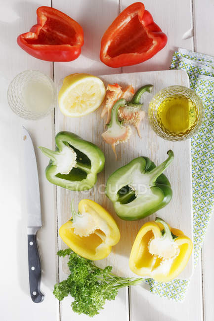 Various bell peppers with olive oil — Stock Photo