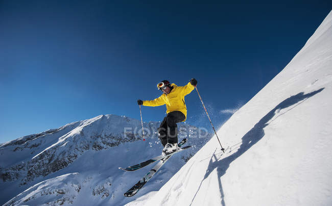 Autriche, Salzbourg, Homme mûr ski en montagne de Altenmarkt Zauchensee — Photo de stock