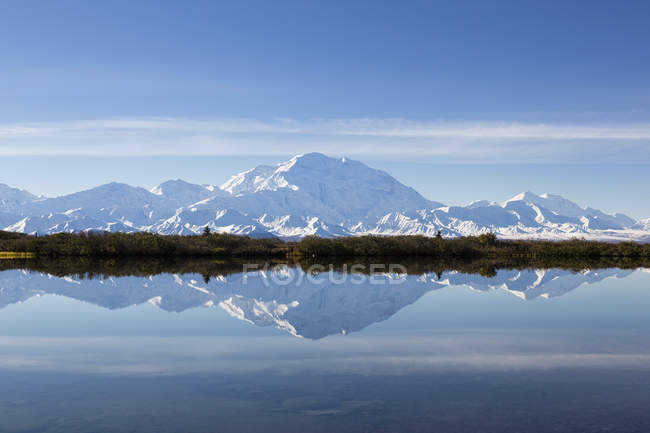 Estados Unidos, Alaska, Vista del Monte Mckinley y reflejo del estanque en el Parque Nacional Denali - foto de stock