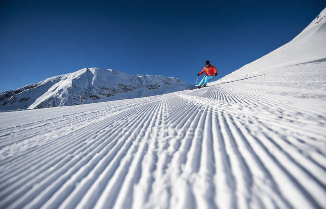 Autriche, Salzbourg, Mid adult man ski in mountain of Altenmarkt Zauchensee — Photo de stock