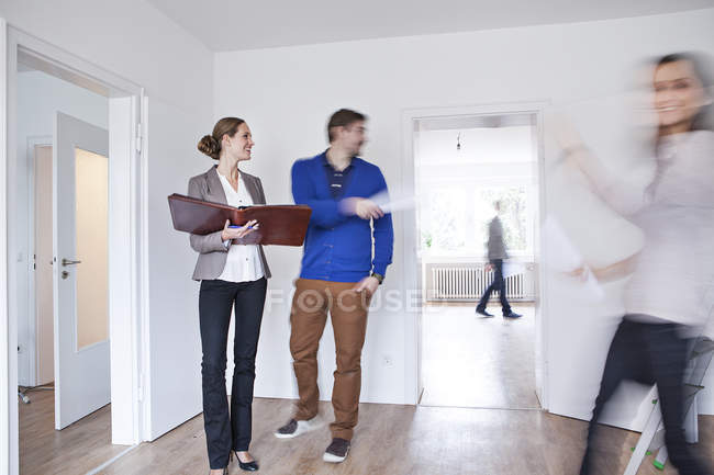 Couple making an agreement with estate agent — Stock Photo
