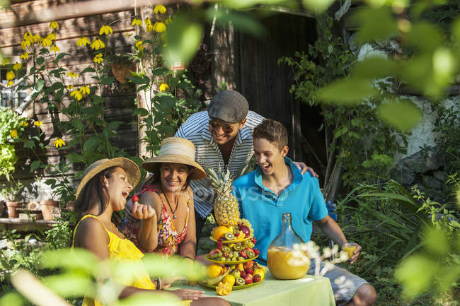 Família alegre comendo frutas frescas na festa de jardim em Salzburgo, Áustria — Fotografia de Stock