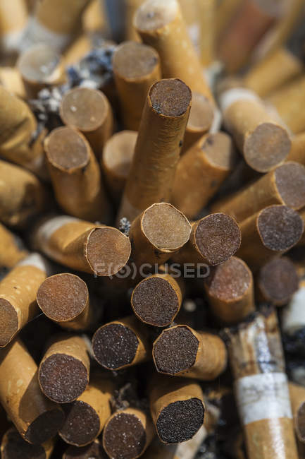Un mucchio di sigarette affumicate, da vicino — Foto stock