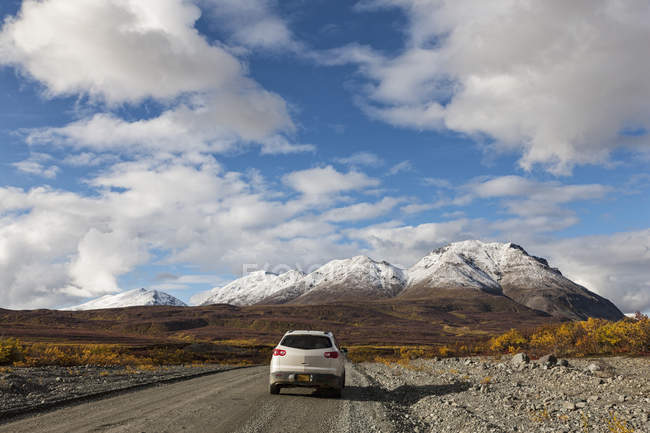 USA, Alaska, Auto in movimento attraverso Denali Highway in autunno — Foto stock