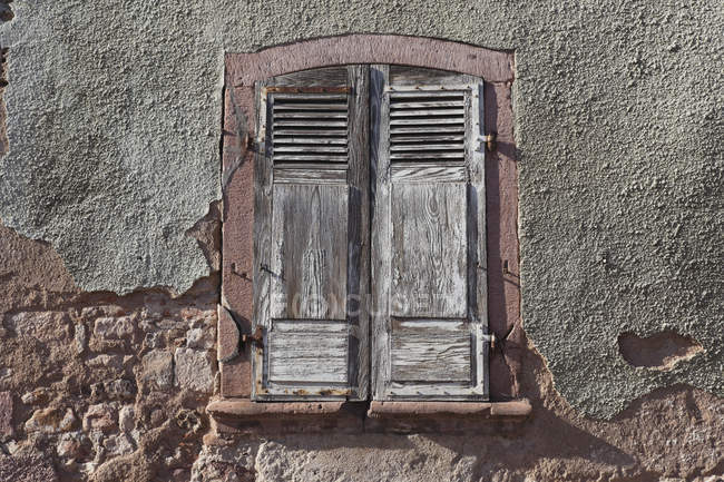 Франція, вид з вікна з жалюзі oudoors — стокове фото