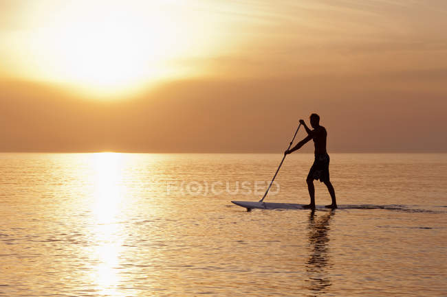 Man stand up on paddle board — Stock Photo
