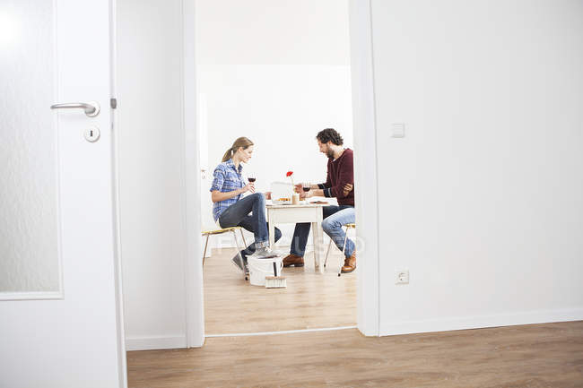Paar isst Pizza — Stockfoto