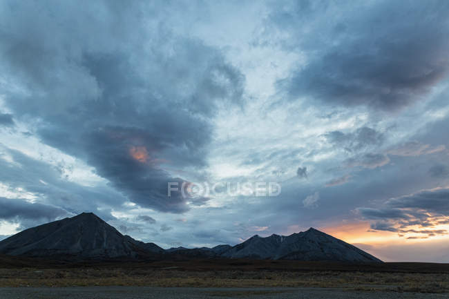 EUA, Alasca, Vista de Brooks Range ao pôr do sol sobre colinas — Fotografia de Stock