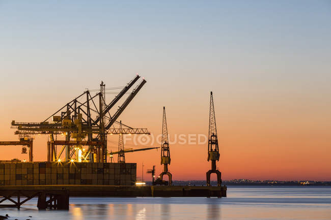Portogallo, Lisbona, Veduta del porto container sul fiume Tago — Foto stock