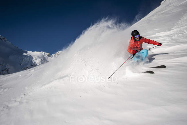 Austria, Salisburgo, Giovane sciare in montagna di Altenmarkt Zauchensee — Foto stock