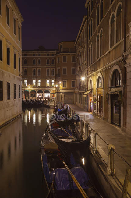 Gondala sul piccolo canale vicino a Piazza San Marco di notte, Venezia, Italia — Foto stock