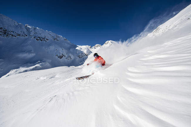 Austria, Salzburg, Young man skiing in mountain of Altenmarkt Zauchensee — Stock Photo