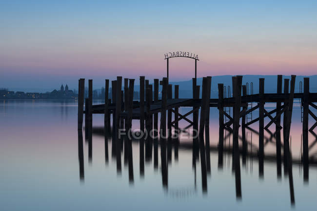 Germany, Baden-Wuerttemberg, Allensbach, View of jetty and Lake Constance at twilight — Stock Photo