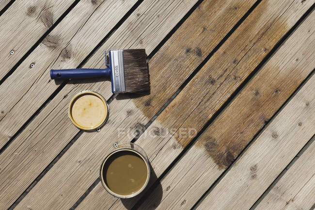 Gros plan de panneaux de bois avec tache de bois et pinceau — Photo de stock