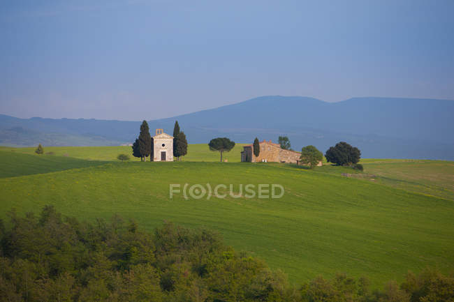 Italia, Cappella Vitaleta e fattoria in Val d'Orcia durante il giorno — Foto stock