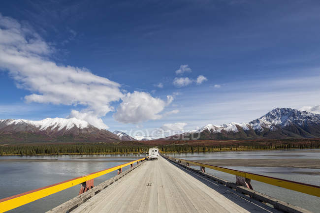 USA, Alaska, Denali Highway attraversando il fiume Susitna — Foto stock