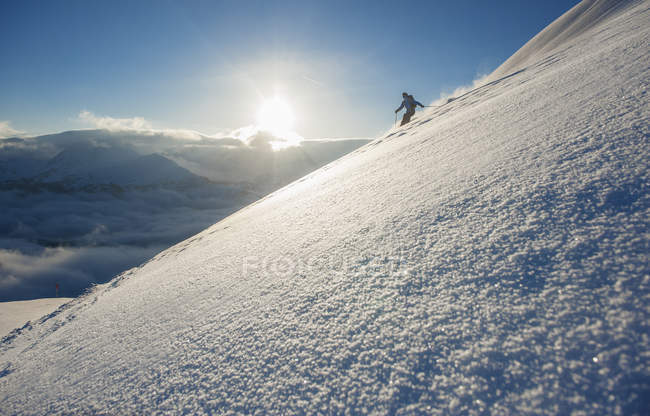Austria, Salisburgo, Matura uomo sci in montagna di Altenmarkt Zauchensee — Foto stock