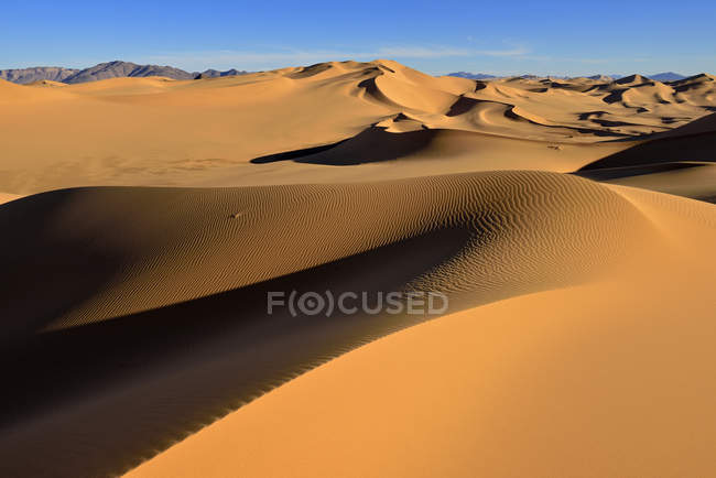 Vista panorámica del paisaje natural con dunas de arena del desierto del Sahara, Argelia, norte de África - foto de stock