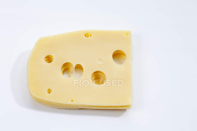Fette di formaggio Leerdamer su bianco — Foto stock