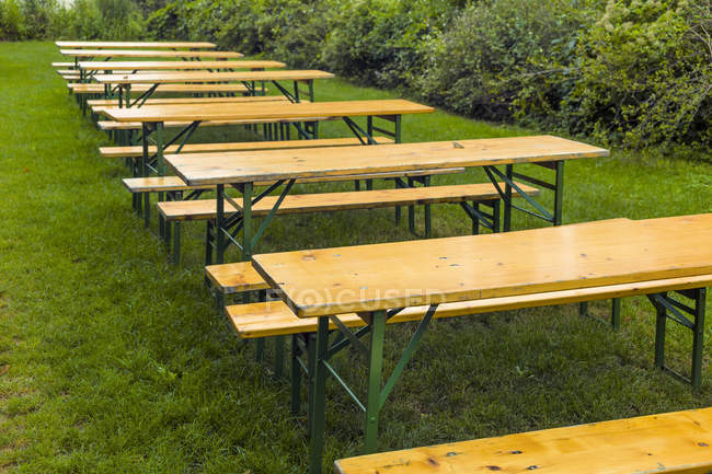 Австрия, Линц, пустые пивные столы в саду — стоковое фото
