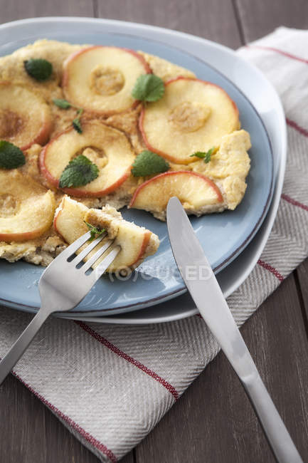 Frittella di fiocchi di mela e avena con forchetta e coltello — Foto stock