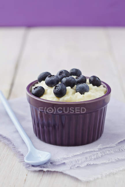 Bowl of milk rice pudding with blueberries — Stock Photo