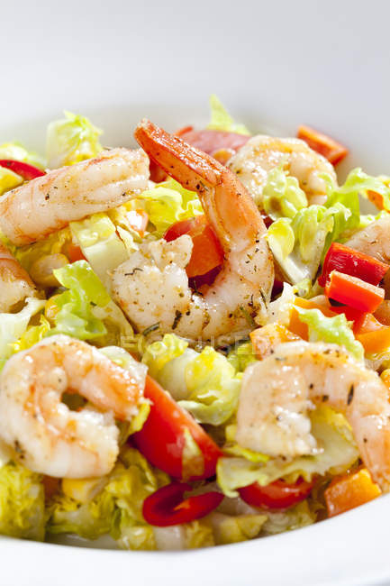 Fresh mixed salad with shrimps — Stock Photo