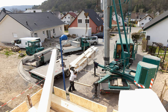 Homens instalando e fixando paredes de madeira de casa pré-fabricada — Fotografia de Stock