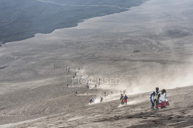 Sizilien. Hinten am Tag Ansicht der Menschen zu Fuß hinunter zum Ätna Lavafeld — Stockfoto