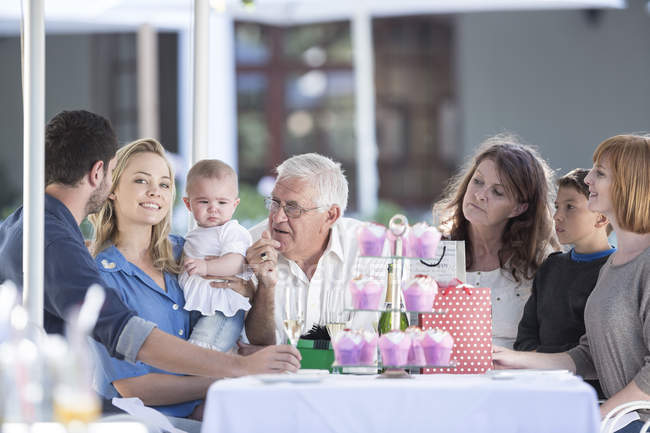 Tre generazioni di famiglia che festeggiano il compleanno dei nonni nel ristorante — Foto stock