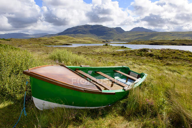 Grande-Bretagne, Écosse, Sutherland, bateau à rames sur prairie au Loch Assynt — Photo de stock