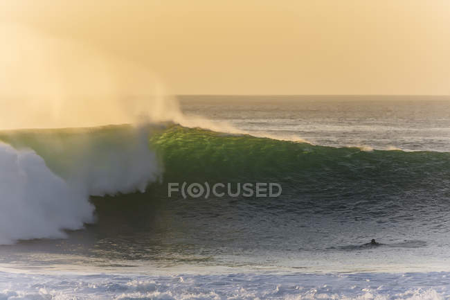 Indonesia, Bali, Surfer e big wave — Foto stock