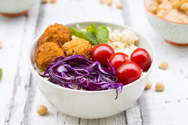 Buddha ciotola di palle di patate dolci, Couscous, Hummus e verdure — Foto stock