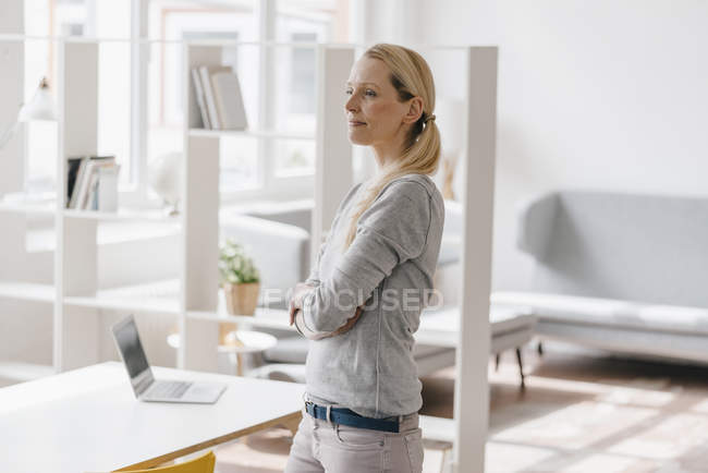 Femme debout dans le bureau loft — Photo de stock