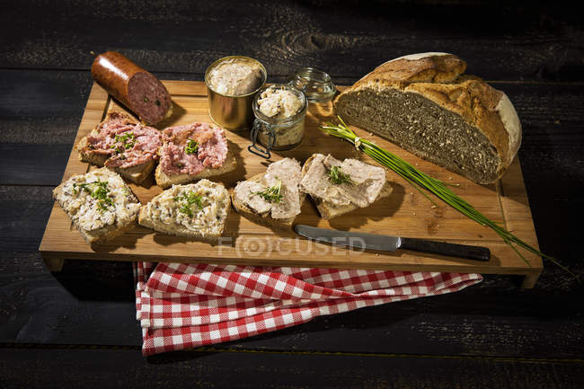 Crusty bread, crackling fat, liver sausage, minced and pork sausage — Stock Photo
