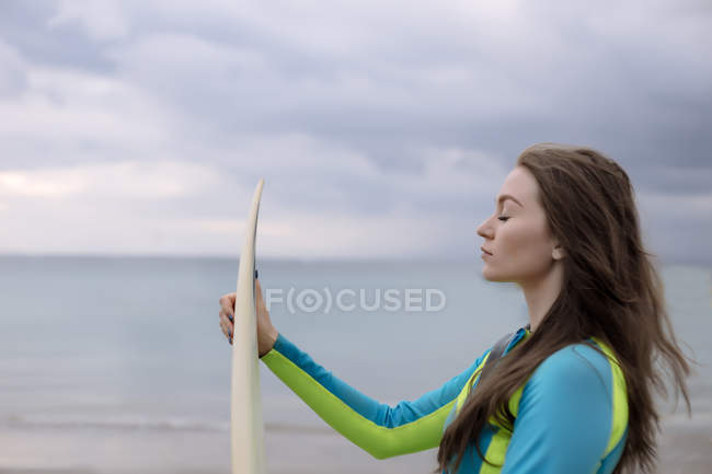 Indonesia, Bali, giovane donna con tavola da surf — Foto stock