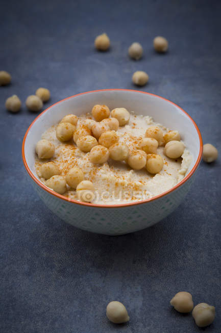 Bowl of Hummus garnished with chick peas — Stock Photo
