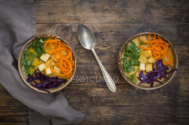 Plato de curry de cúrcuma con zanahoria, tofu, col roja y perejil en cuencos — Stock Photo