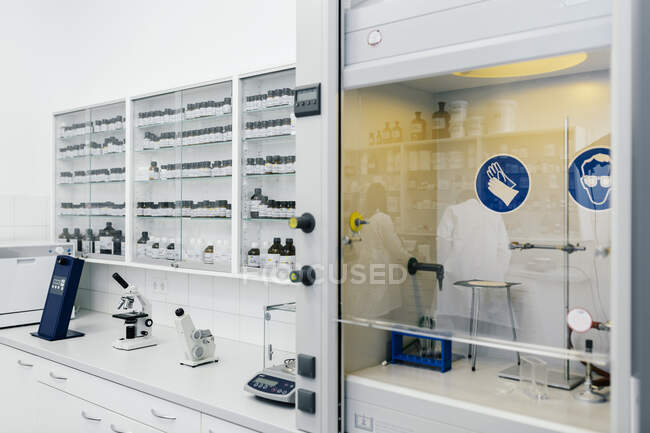 Interior de un laboratorio en una farmacia - foto de stock