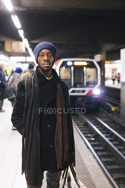 Uomo afroamericano in attesa alla stazione della metropolitana — Foto stock