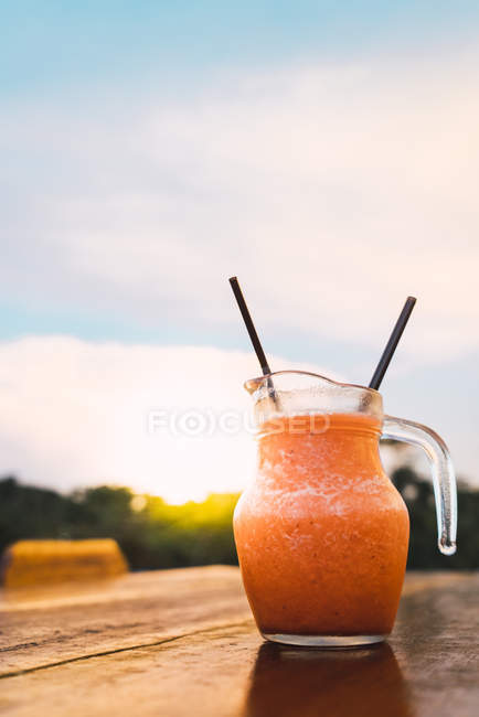 Thailandia, caraffa con bibita rinfrescante sul tavolo al tramonto — Foto stock