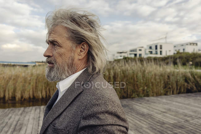 Retrato de homem sênior grave em Lakeshore — Fotografia de Stock