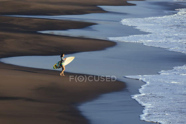 Indonesia, Bali, giovane donna con tavola da surf — Foto stock